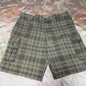 Izod Men's Cargo Shorts in Olive Plaid